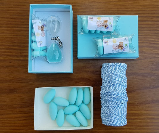 Bomboniera battesimo- Clessidra con sabbia azzurra o rosa e ciondolo a –  Confetti e bomboniere